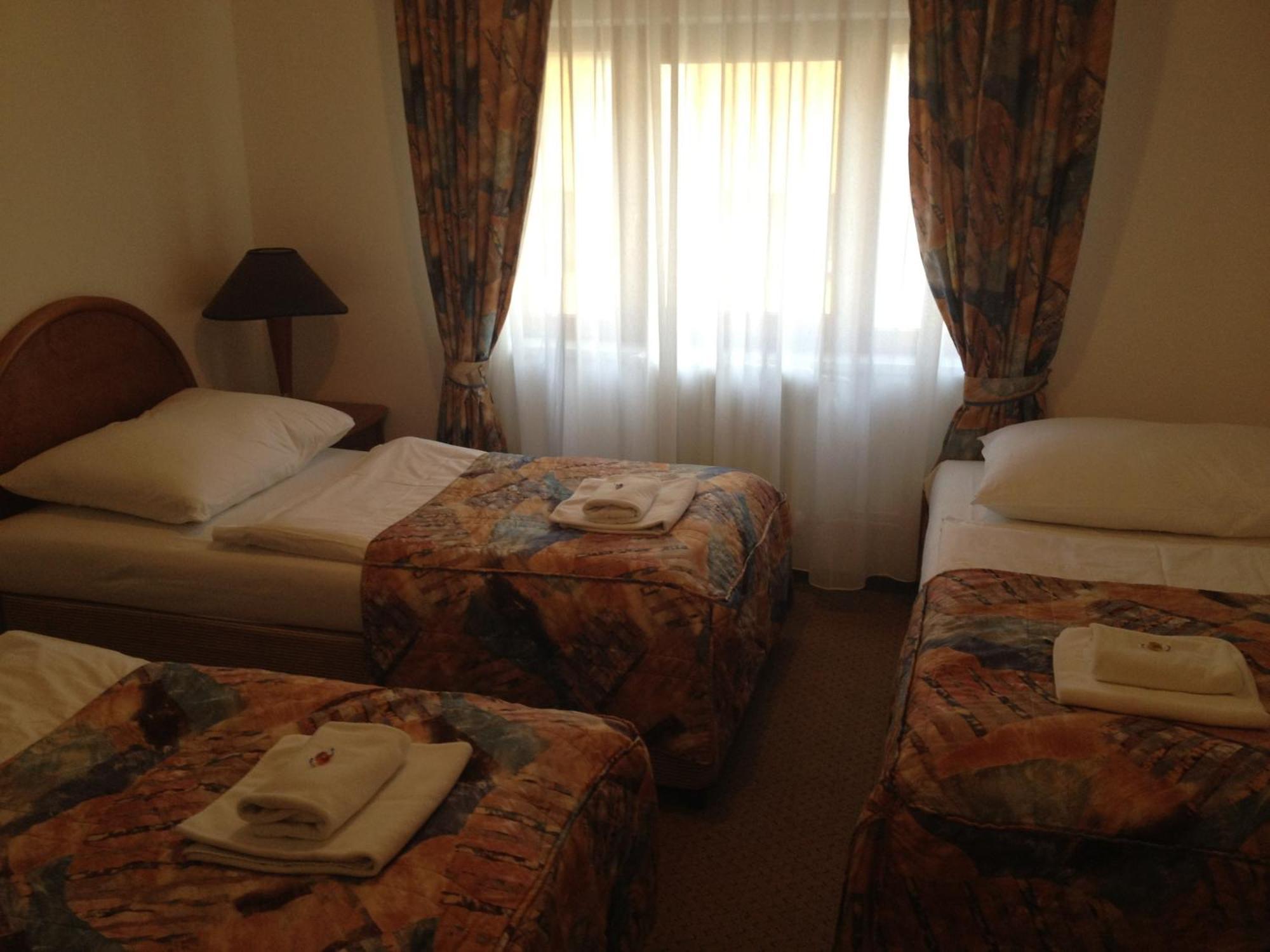 Hotel Chotol Horoměřice Extérieur photo