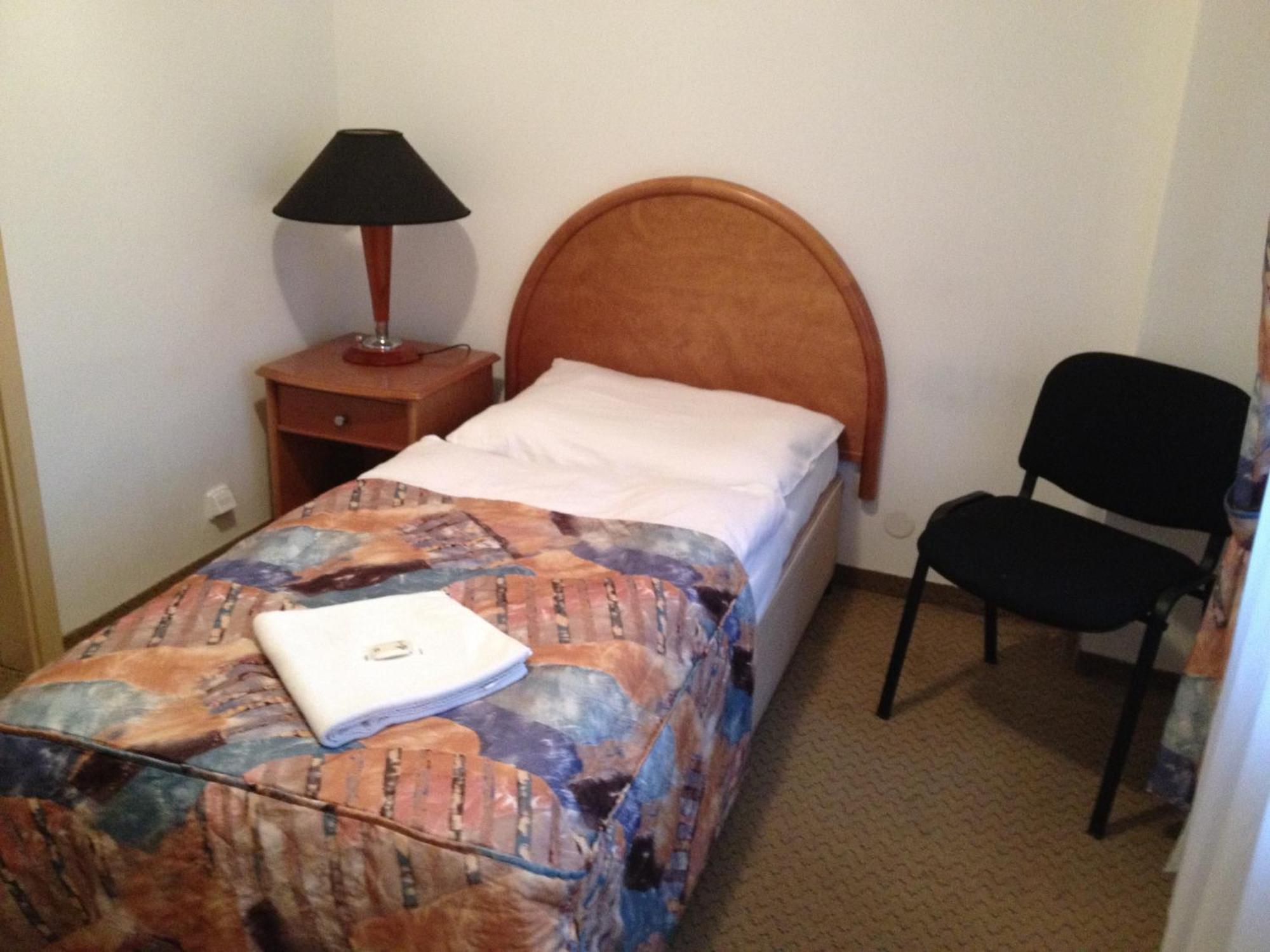 Hotel Chotol Horoměřice Extérieur photo