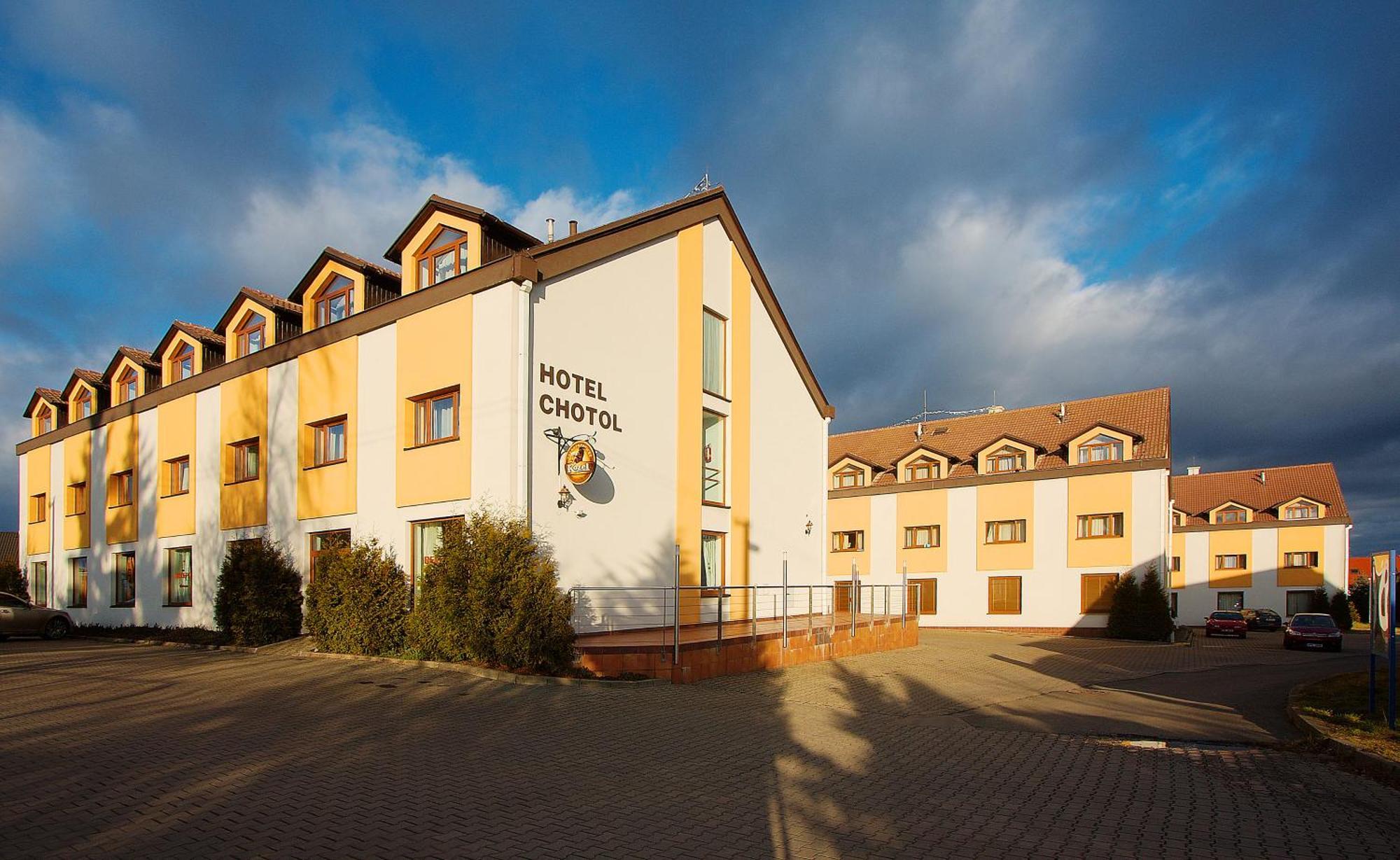 Hotel Chotol Horoměřice Extérieur photo