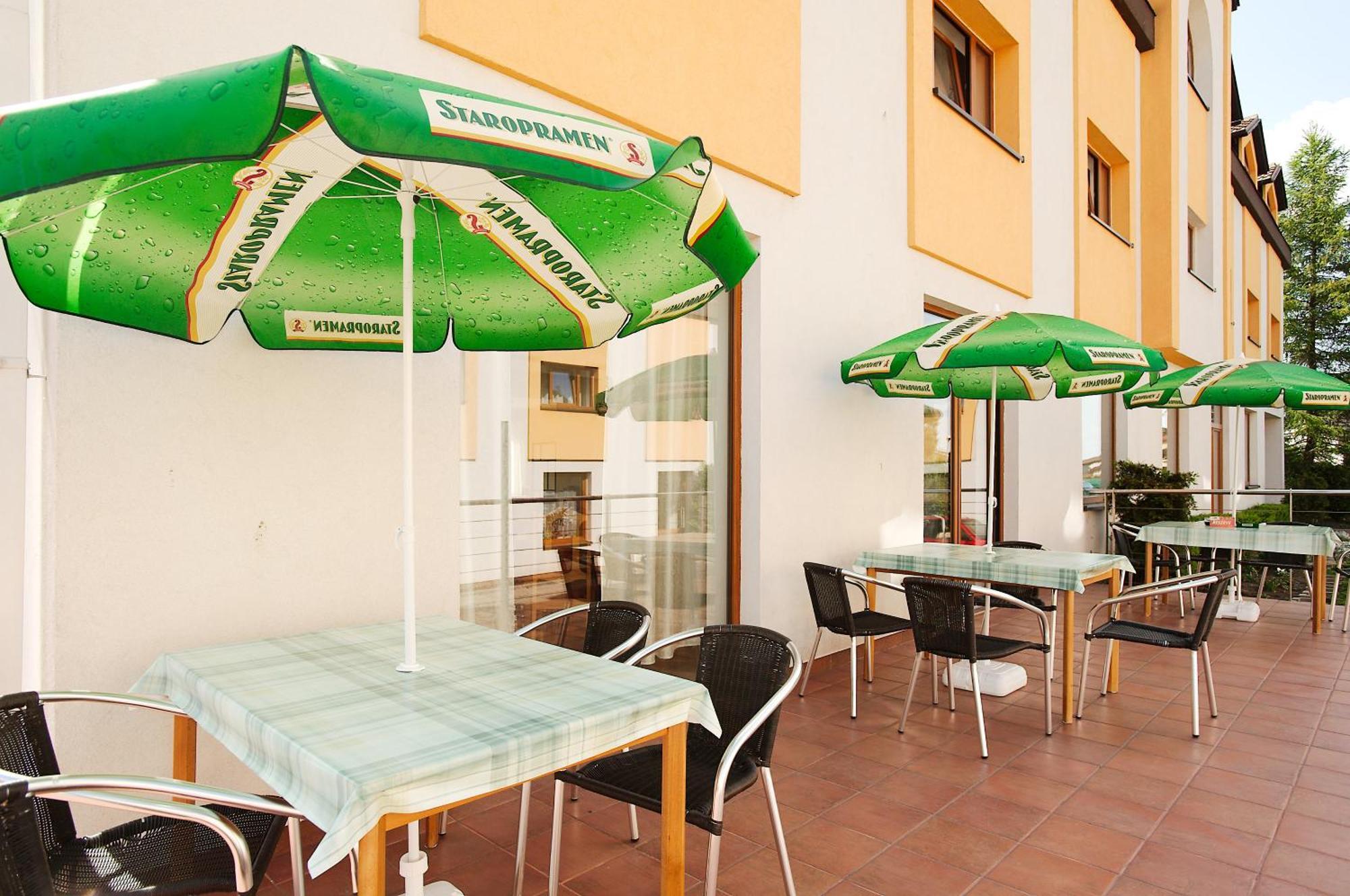 Hotel Chotol Horoměřice Extérieur photo