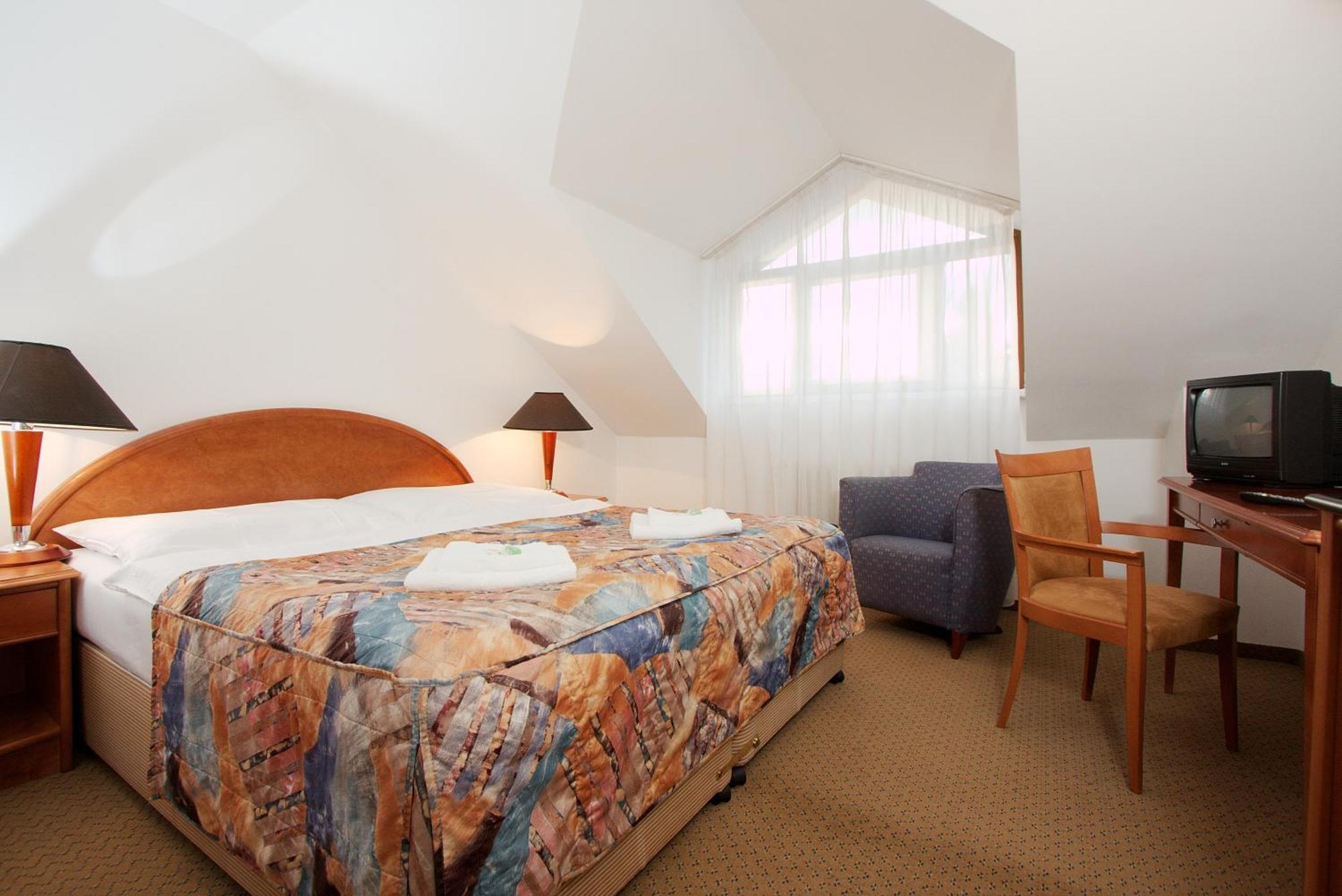 Hotel Chotol Horoměřice Extérieur photo