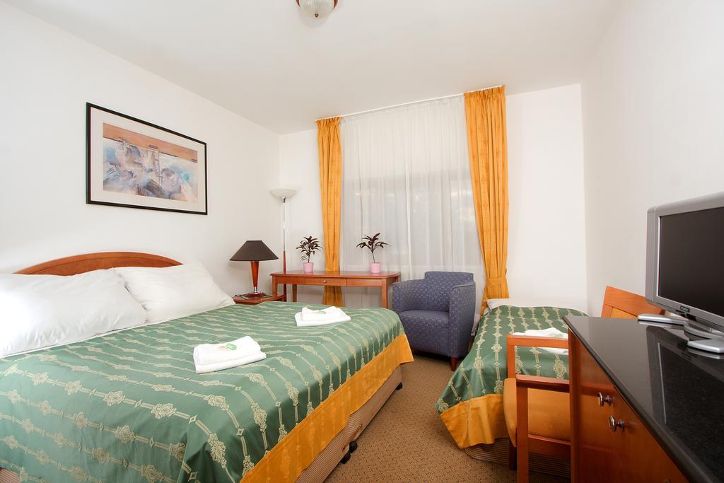 Hotel Chotol Horoměřice Chambre photo